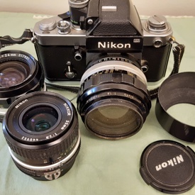 Nikon F2-paket med 24, 35 och 85mm. 